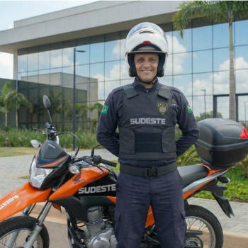 motociclista_sudeste_bracos_atras